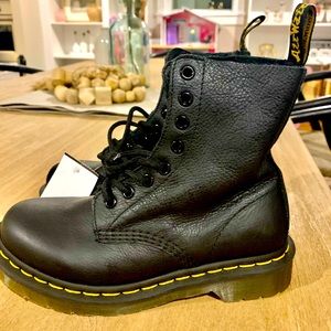 Size 5 NWT DR. MARTENS - BOOTS - PASCAL 8-EYE VIRGINIA BLACK 13512
